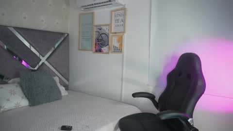 Snapshot of naomigray__ chatting on April 28, 2026, 6:35 pm Naomi-Gray online show from April 28, 2026, 6:35 pm