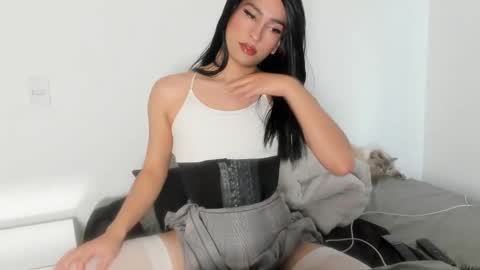 Snapshot of naomimoore chatting on October 19, 2025, 9:15 pm Naomi Moore online show from October 19, 2025, 9:15 pm