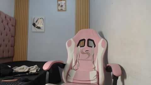 naomis_35 online show from November 27, 2025, 7:49 pm