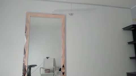 naomisaenz01 online show from April 17, 2026, 7:39 pm