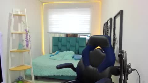 naomy online show from October 20, 2025, 7:58 pm