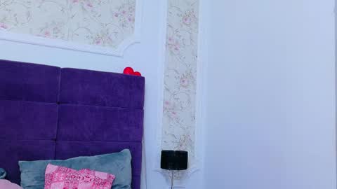 nataliacroft online show from May 4, 2026, 2:57 pm