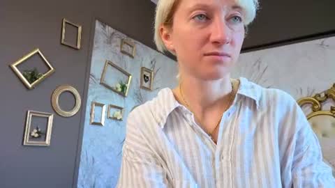 Snapshot of natalie_bitton chatting on June 17, 2026, 5:43 am Natalie online show from June 17, 2026, 5:43 am