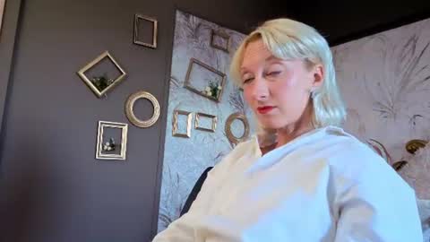 Snapshot of natalie_bitton chatting on June 18, 2026, 1:59 pm Natalie online show from June 18, 2026, 1:59 pm
