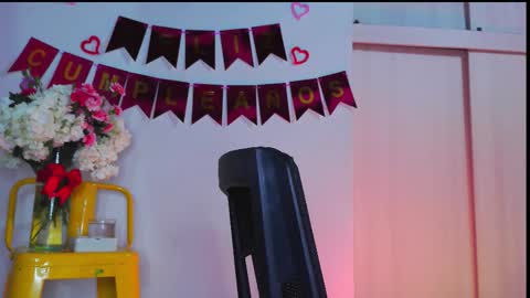 Snapshot of naughty_em_17 chatting on February 20, 2026, 4:42 am Em please help me reach 100 thumbs up 3 online show from February 20, 2026, 4:42 am