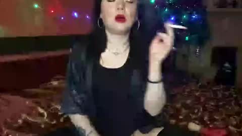 Snapshot of naughtyhousewifexx chatting on December 24, 2024, 7:00 pm housewife Eva online show from December 24, 2024, 7:00 pm