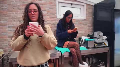 ANDREA STEPH  MIKE online show from December 4, 2025, 10:02 am