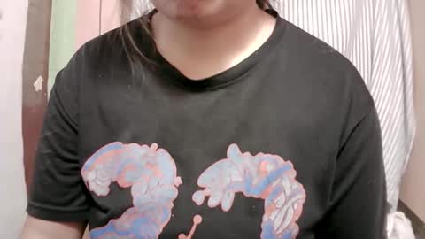 Snapshot of naughtymom_33 chatting on March 17, 2026, 5:00 am naughtymom_33 online show from March 17, 2026, 5:00 am