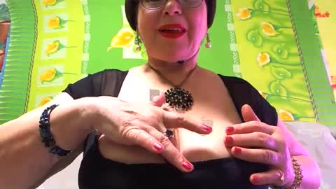 Snapshot of naughtymomxxx chatting on February 3, 2025, 5:51 am OldKinkyMILF online show from February 3, 2025, 5:51 am