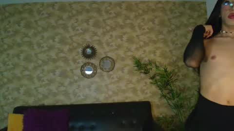 Nayla  online show from December 3, 2025, 8:29 pm