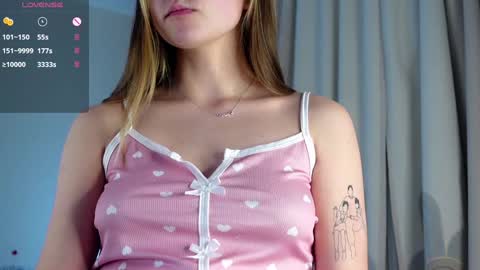 Snapshot of neldaaskins chatting on January 5, 2025, 1:03 am Lana online show from January 5, 2025, 1:03 am