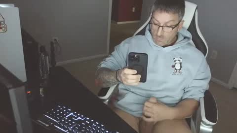 Snapshot of newevo chatting on October 6, 2025, 8:28 pm newevo online show from October 6, 2025, 8:28 pm