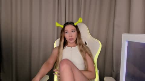 Mina online show from December 10, 2024, 1:22 pm