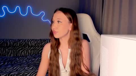 Mina online show from November 13, 2025, 1:43 pm