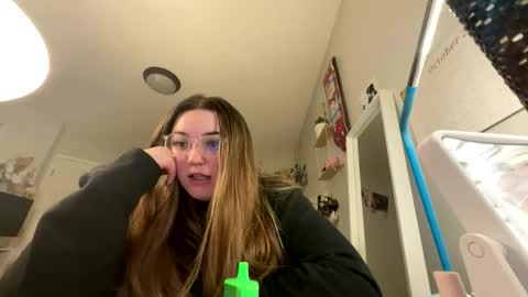 Snapshot of niaelsien chatting on December 3, 2025, 6:10 am Nia online show from December 3, 2025, 6:10 am