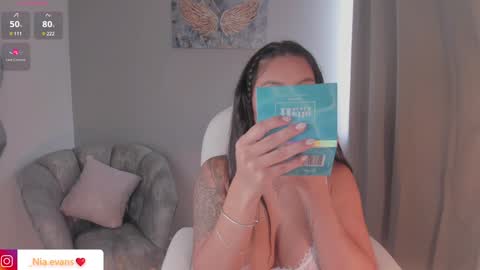 Snapshot of niaevans_x chatting on January 5, 2025, 8:00 pm Nia online show from January 5, 2025, 8:00 pm