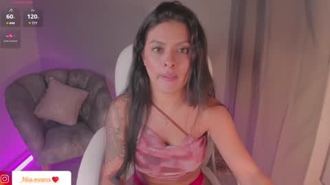 Snapshot of niaevans_x chatting on January 7, 2025, 11:56 pm Nia online show from January 7, 2025, 11:56 pm