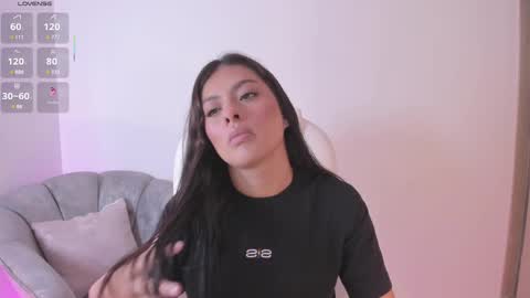 Snapshot of niaevans_x chatting on February 17, 2025, 1:21 pm Nia online show from February 17, 2025, 1:21 pm