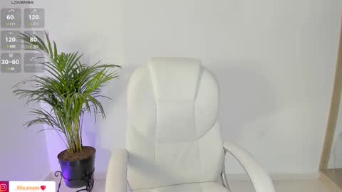 Snapshot of niaevans_x chatting on March 3, 2025, 1:09 pm Nia online show from March 3, 2025, 1:09 pm