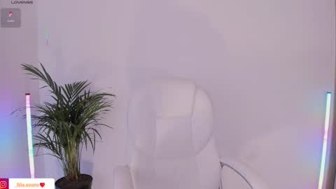 Snapshot of niaevans_x chatting on March 4, 2025, 12:55 pm Nia online show from March 4, 2025, 12:55 pm