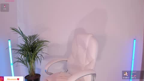 Snapshot of niaevans_x chatting on March 7, 2025, 4:55 pm Nia online show from March 7, 2025, 4:55 pm