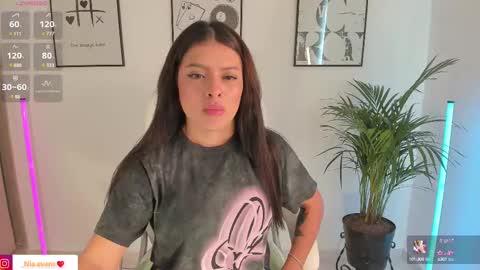 Snapshot of niaevans_x chatting on March 12, 2025, 9:03 pm Nia online show from March 12, 2025, 9:03 pm