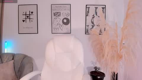 Snapshot of niaevans_x chatting on November 10, 2025, 12:48 pm Nia online show from November 10, 2025, 12:48 pm