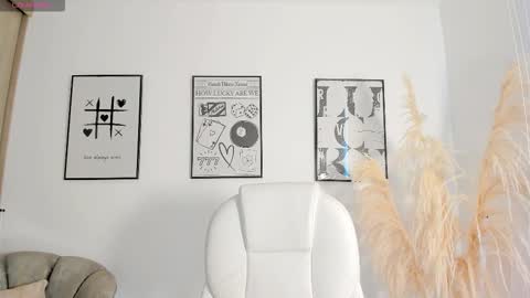 Snapshot of niaevans_x chatting on November 18, 2025, 12:53 pm Nia online show from November 18, 2025, 12:53 pm