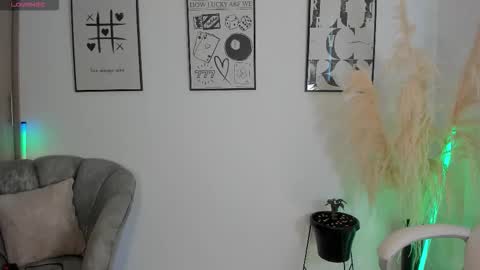 Snapshot of niaevans_x chatting on November 19, 2025, 1:22 pm Nia online show from November 19, 2025, 1:22 pm