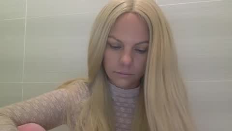 Snapshot of nicecolddrink2 chatting on October 25, 2025, 9:28 am Amber online show from October 25, 2025, 9:28 am