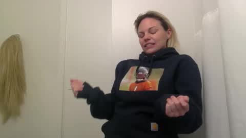 Snapshot of nicecolddrink2 chatting on January 10, 2026, 4:25 am Amber online show from January 10, 2026, 4:25 am