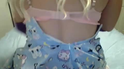 Snapshot of nicedickguy98 chatting on January 15, 2025, 3:22 am Ava Angel online show from January 15, 2025, 3:22 am