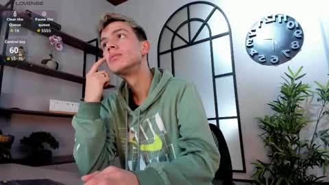 Snapshot of nick_torn chatting on November 18, 2025, 12:20 pm Nick online show from November 18, 2025, 12:20 pm