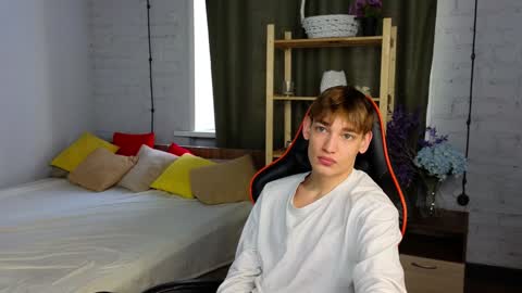 Snapshot of nick_win chatting on December 4, 2024, 5:05 am Nick online show from December 4, 2024, 5:05 am