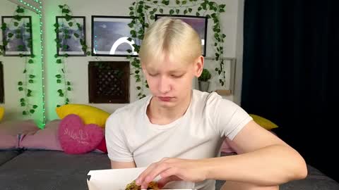 Snapshot of nick_win chatting on February 4, 2025, 10:10 am Nick online show from February 4, 2025, 10:10 am