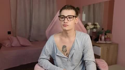 Snapshot of nick_win chatting on October 28, 2025, 5:59 pm Nick online show from October 28, 2025, 5:59 pm