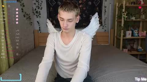 Snapshot of nick_win chatting on October 31, 2025, 6:42 pm Nick online show from October 31, 2025, 6:42 pm