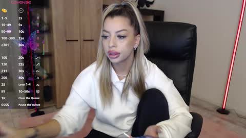 Snapshot of nicole___19 chatting on December 18, 2025, 7:20 pm Nico online show from December 18, 2025, 7:20 pm