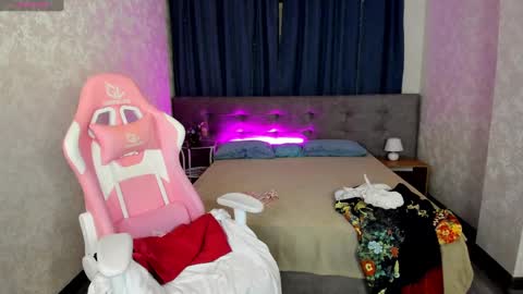 Snapshot of nicole_charm chatting on February 20, 2025, 8:25 pm GMT7TueWedThSu 0300am-0900am. Sa 1000am-0400pm online show from February 20, 2025, 8:25 pm