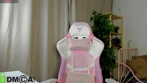 Snapshot of nicole_charm chatting on October 6, 2025, 8:06 pm GMT7TueWedThSu 0300am-0900am. Sa 1000am-0400pm online show from October 6, 2025, 8:06 pm