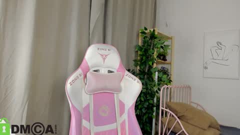 Snapshot of nicole_charm chatting on October 21, 2025, 8:20 pm GMT7TueWedThSu 0300am-0900am. Sa 1000am-0400pm online show from October 21, 2025, 8:20 pm