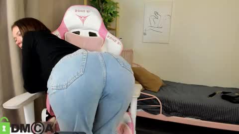 Snapshot of nicole_charm chatting on October 26, 2025, 8:04 pm GMT7TueWedThSu 0300am-0900am. Sa 1000am-0400pm online show from October 26, 2025, 8:04 pm