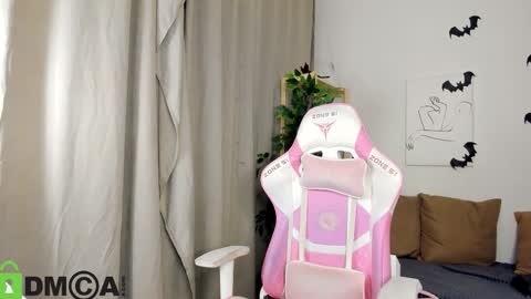 Snapshot of nicole_charm chatting on October 29, 2025, 8:32 pm GMT7TueWedThSu 0300am-0900am. Sa 1000am-0400pm online show from October 29, 2025, 8:32 pm