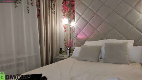 Snapshot of nicole_charm chatting on December 1, 2025, 12:04 am GMT7TueWedThSu 0300am-0900am. Sa 1000am-0400pm online show from December 1, 2025, 12:04 am