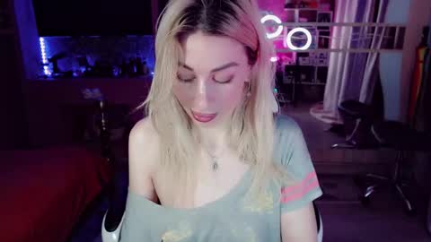 Snapshot of nicole_g0ld_ chatting on December 13, 2025, 11:54 pm Nicole online show from December 13, 2025, 11:54 pm