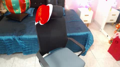 Nicole Santana online show from December 17, 2025, 12:16 am