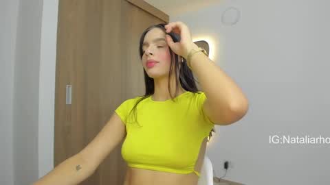 Snapshot of nicole_whitee chatting on March 5, 2025, 7:17 pm N A T A L I A online show from March 5, 2025, 7:17 pm