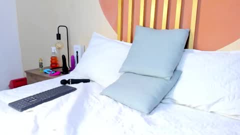 Snapshot of nicolee_angels chatting on October 14, 2025, 7:47 pm N i c o l e online show from October 14, 2025, 7:47 pm