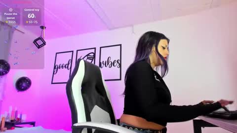 nicolee millerr online show from November 4, 2025, 12:59 pm