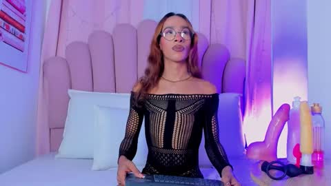 nicolemadrird online show from November 8, 2025, 6:51 pm